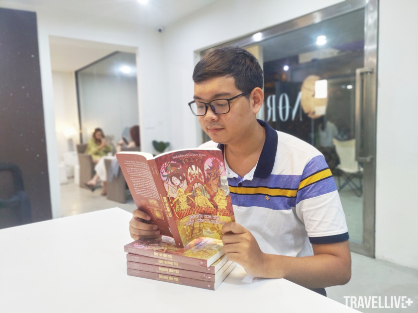 Dòng Máu Rồng Tiên là quyển đầu tiên trong bộ tiểu thuyết 5 tập.