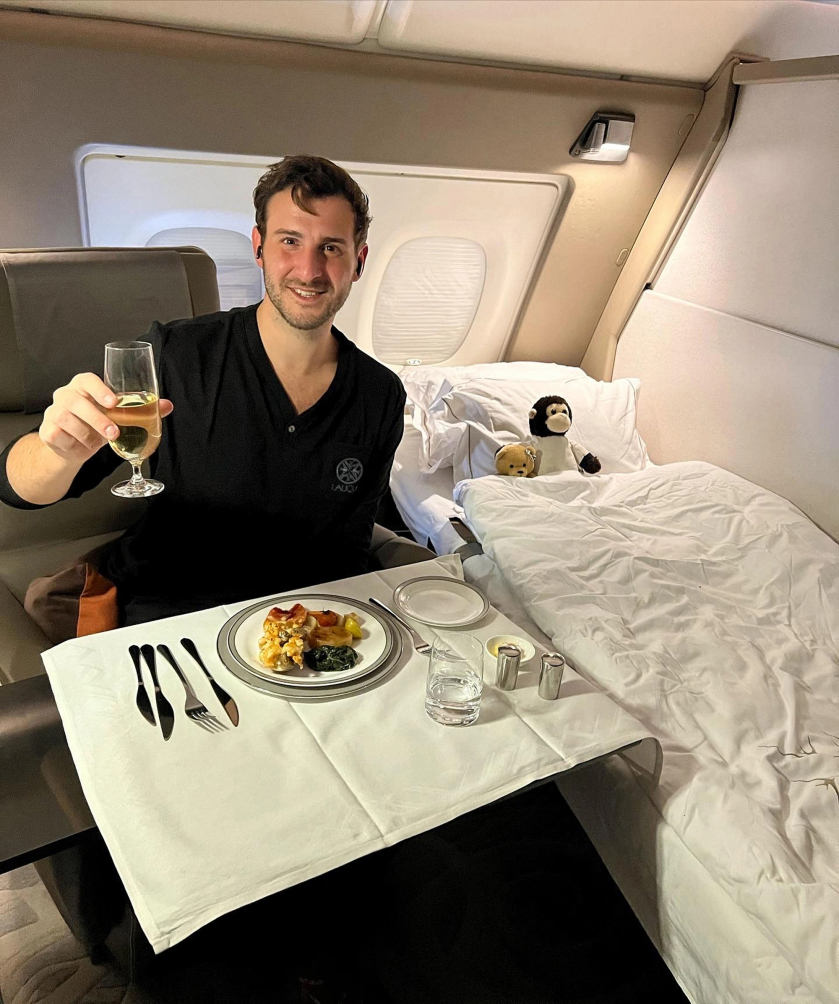 Người đàn ông du lịch suốt 15 để ăn đồ ăn trên máy bay.