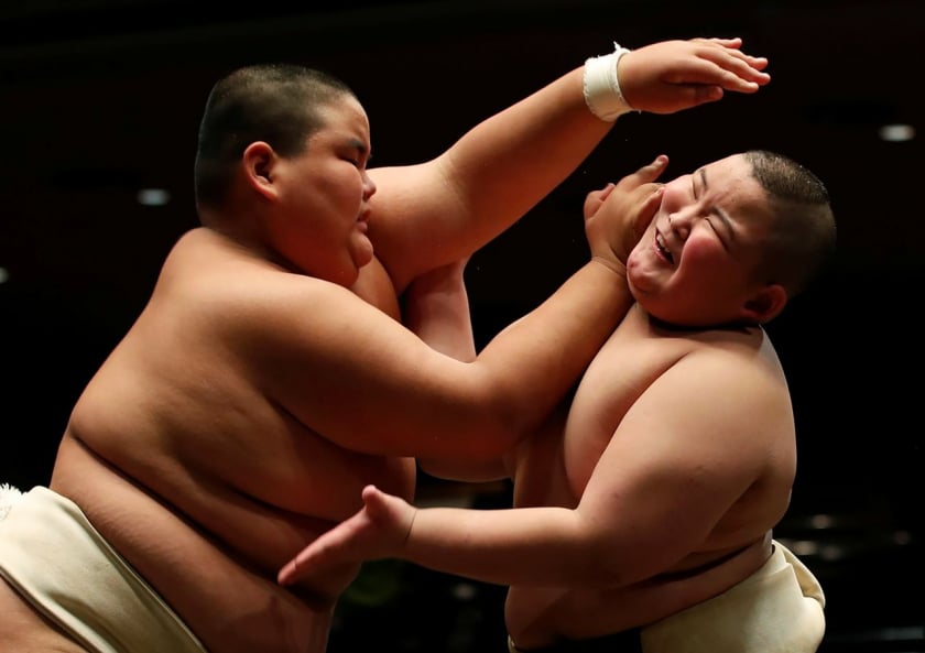 Giới sumo trẻ không còn được hậu thuẫn từ người đi trước.