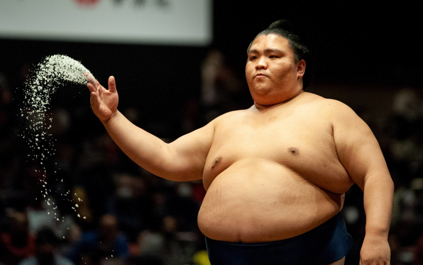 Nghi thức rải muối trước khi bước vào trận đấu của võ sĩ Sumo.