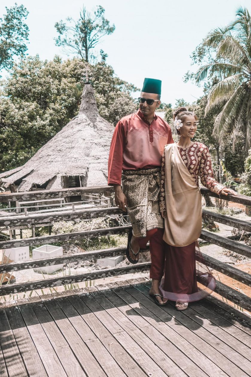 Rosie và bạn trai trong bộ trang phục truyền thống ở Bali.