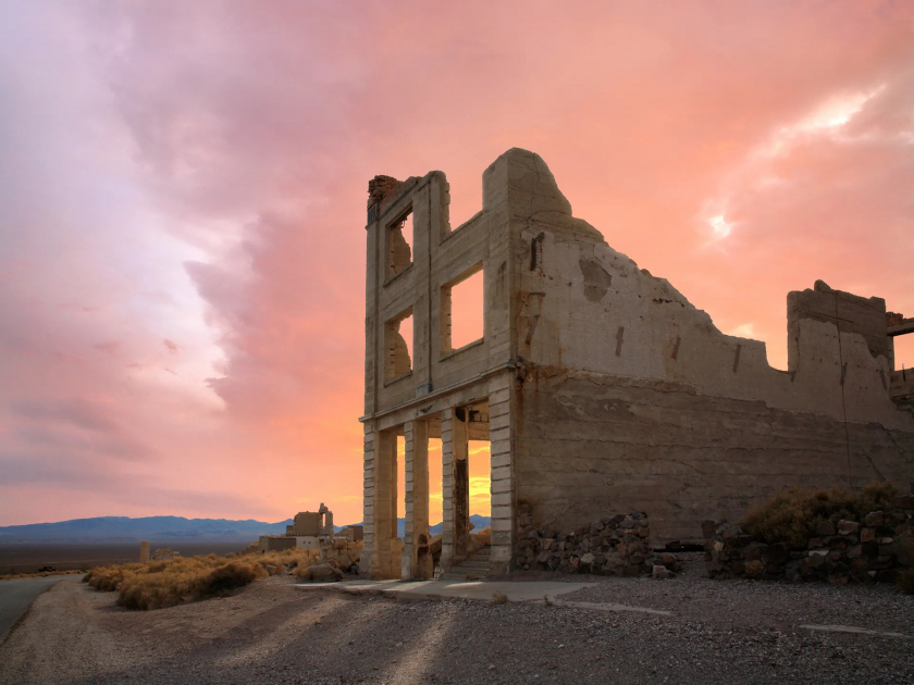 Tàn tích bỏ hoang tại Nevada.