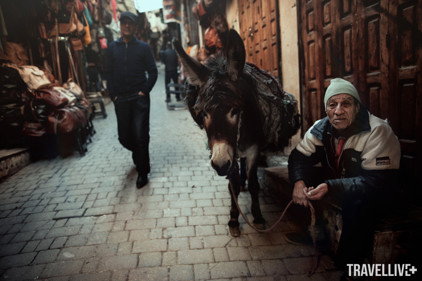 Đường phố ở Morocco nhỏ hẹp, khó luồn lách.