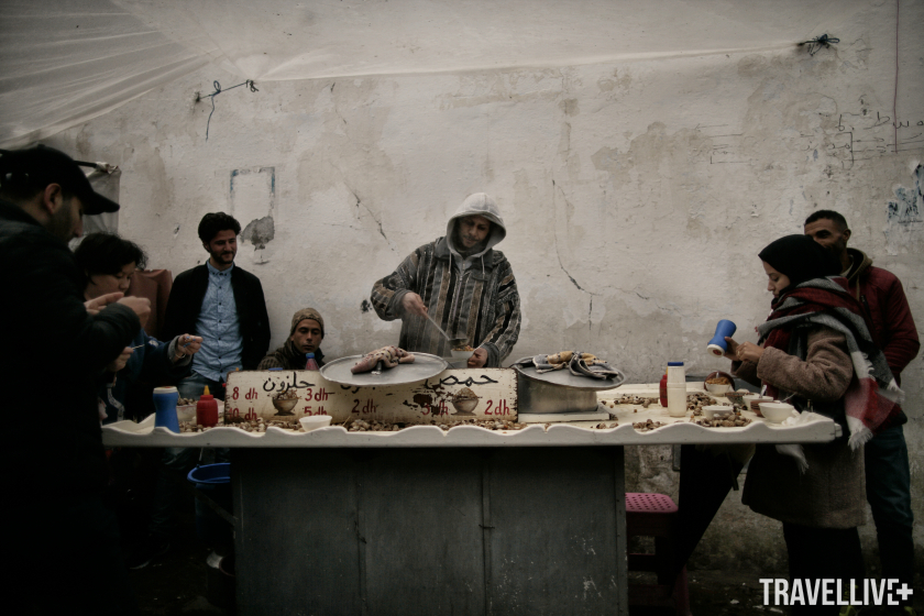Quầy bán ốc trên đường phố Morocco.