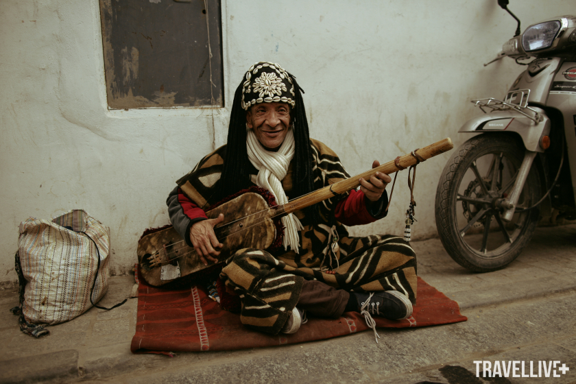 Người đàn ông chơi nhạc cụ cổ truyền ở Rabbash.