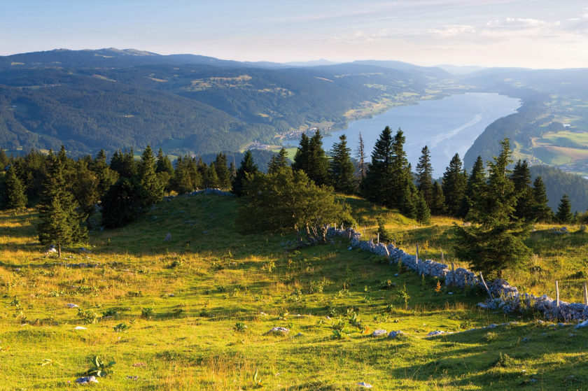Dãy núi Jura nằm giữa biên giới Pháp-Thụy Sĩ.