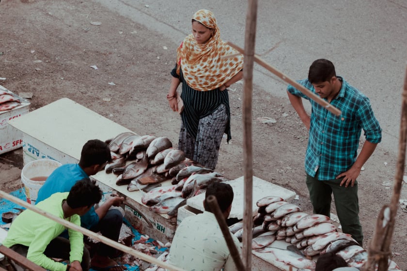 Người dân mua bán ở chợ cá.