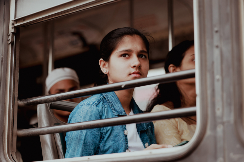 Em bé Ấn Độ trên tàu hỏa.