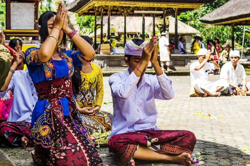 Người bản địa đang thực hành lễ cầu nguyện tại Bali.