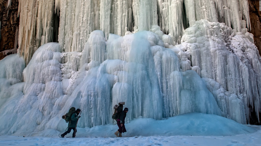 Những cột thác đóng băng ở Zanskar.