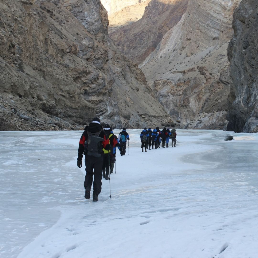 Đoàn người trekking trên mặt sông băng.