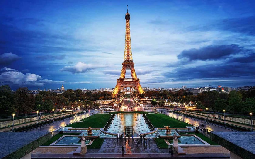 Tháp Eiffel phát sáng rực rỡ vào ban đêm.