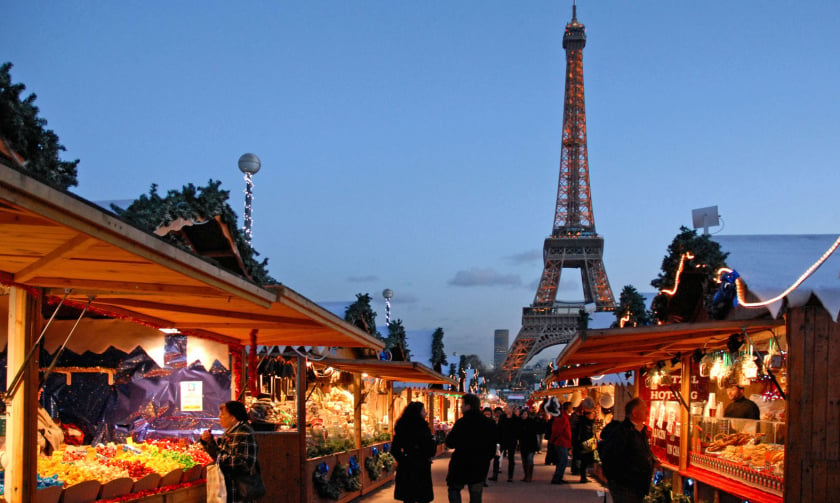Một khu chợ Giáng sinh gần tháp Eiffel.