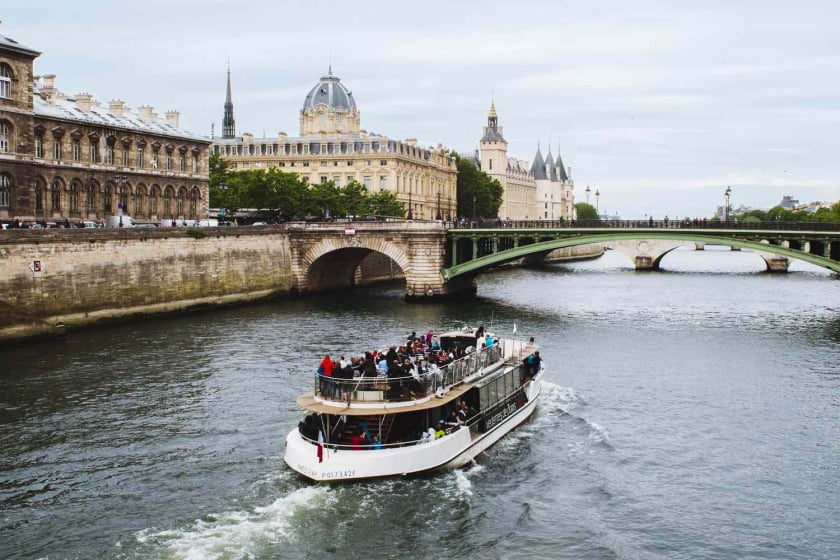 Đi thuyền quanh sông Seine ngắm nhìn Paris.