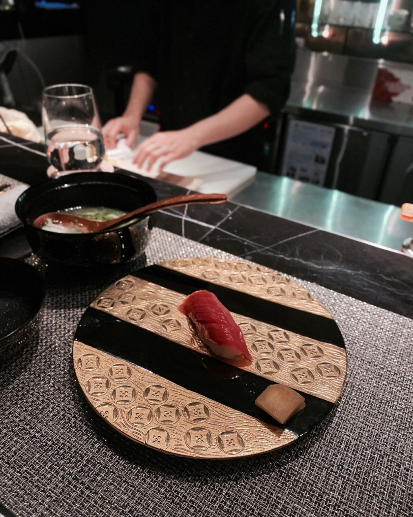Một phần sushi cá ngừ đỏ bóng đẹp mắt.