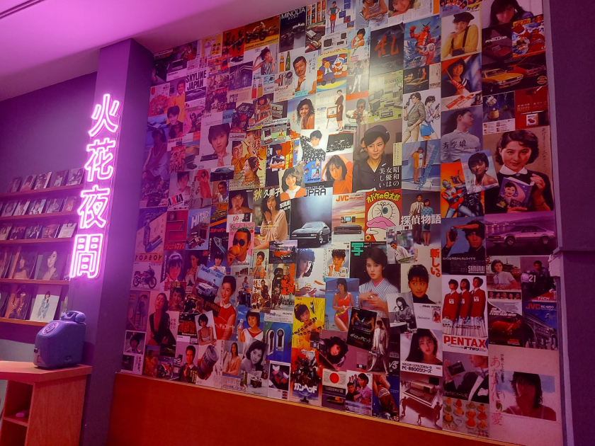 Một không gian treo đầy poster của các ca sĩ, diễn viên nổi tiếng Nhật Bản thập niên 70 - 80.