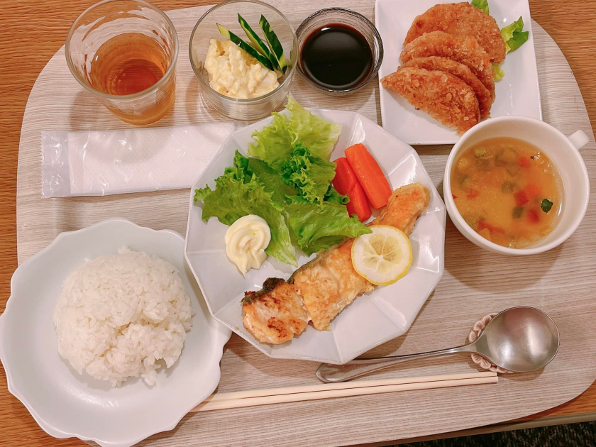 Một bữa cơm truyền thống dành cho các sản phụ tại Nhật Bản với đầy đủ các món cơm, canh, thịt cá.