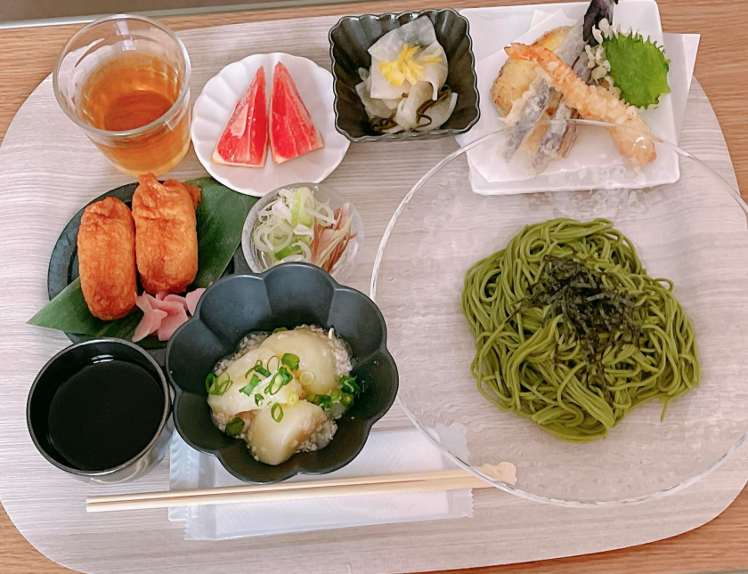 Một bữa cơm sau sinh đậm nét Nhật Bản với mì soba và tempura.
