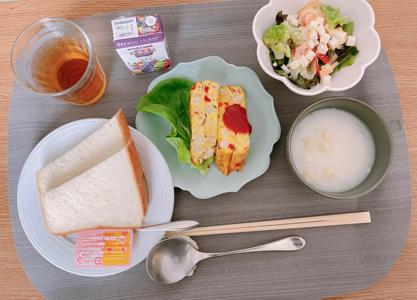 Một mâm cơm bệnh viện tại Nhật Bản theo phong cách hiện đại với bánh mì, xa - lát nhưng không thể thiếu trứng cuộn truyền thống.