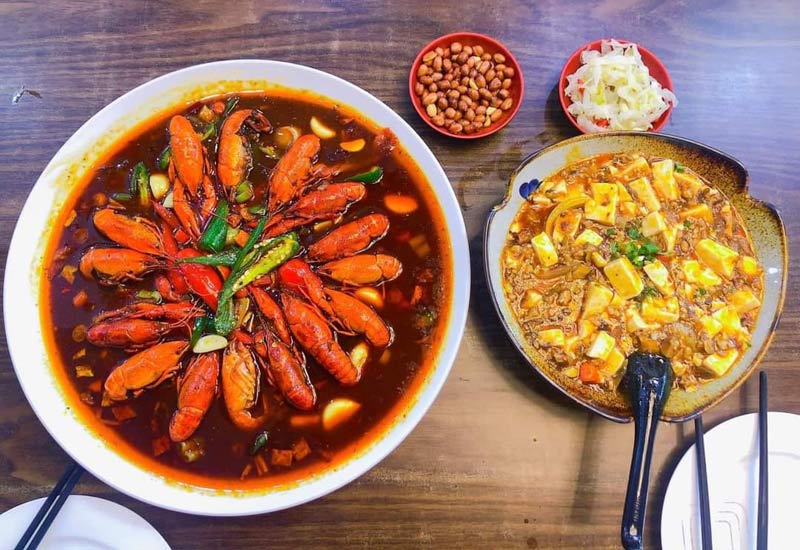 Món tôm hùm đất nướng nổi tiếng tại nhà hàng Thực Vi Thiên.