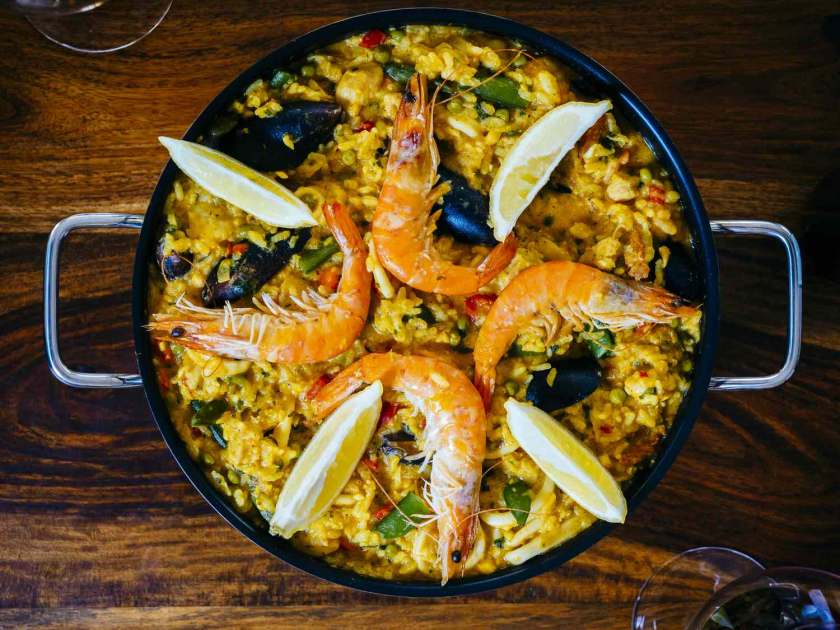 Người Tây Ban Nha thích ăn cơm paella hải sản với chanh vàng để... giải ngấy.