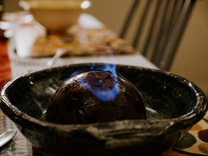 Trước khi ăn chiếc bánh được tẩm rượu lần cuối và đốt lửa để triệt tiêu cồn và giữ lại hương rượu thấm sâu vào thớ bánh.