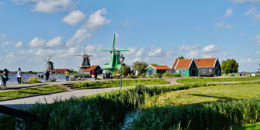 Làng Zaanse Schans (Hà Lan) nổi tiếng với cối xay gió và những đôi giày clogs