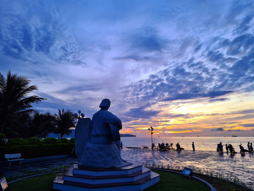 Tượng nhạc sĩ Trịnh Công Sơn tại bờ biển Quy Nhơn