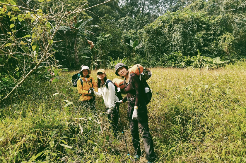 Du khách tham gia trekking không tiếp súc với đông người, đặc biệt với các tour trekking khám phá rừng già, cả chuyến đi du khách gần như chỉ tiếp xúc với mọi người trong đoàn. (Ảnh: Trần Trung Kiên)