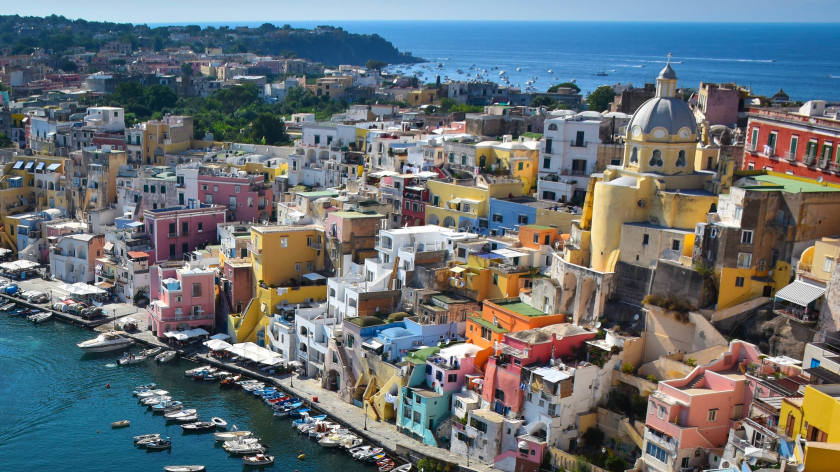 Những ngôi nhà màu phấn duyên dáng tại làng chài Corricella trên đảo Procida, Italia. (Ảnh: CNN)