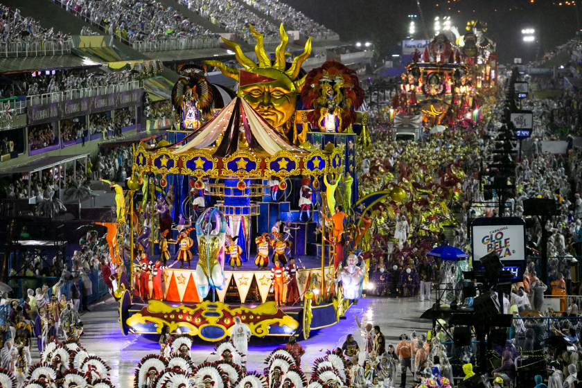Carnival Rio De Janeiro là lễ hội hóa trang lớn nhất hành tinh, thu hút hàng triệu người trên thế giới hàng năm. 