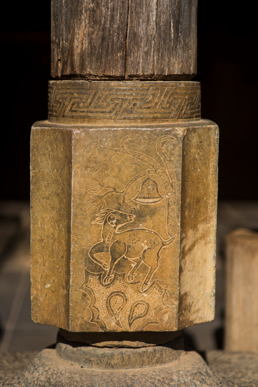 Trên đá chạm khắc hoa văn thể hiện cuộc sống của người Giáy.  