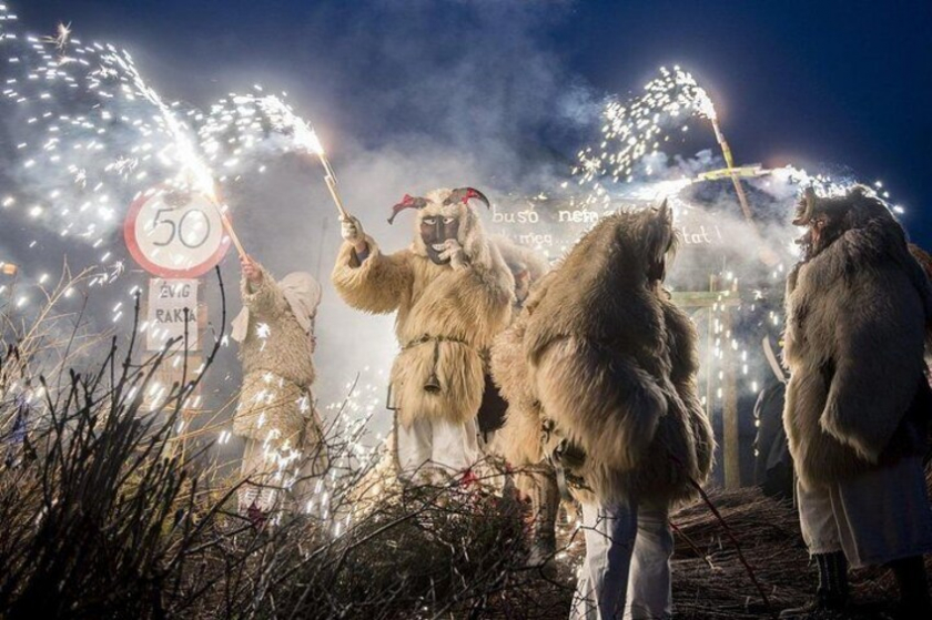 Busós nhảy múa quanh đống lửa trong đêm lễ hội. 