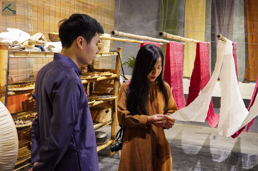 Triển lãm không còn chỉ thăm quan mà du khách sẽ được tự tay thực hiện quá trình nhuộm vải - Ảnh: Đông Phong
