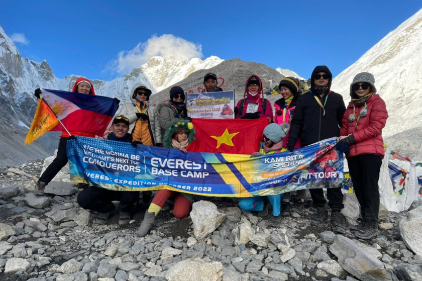 Đoàn trekking của FIT Tour đã thành công hoàn thành hành trình chinh phục Everest Base Camp