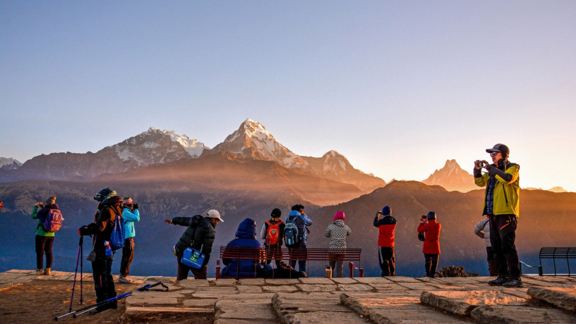 Một đoàn trekking cung Everest Base Camp trong một buổi sáng bình minh