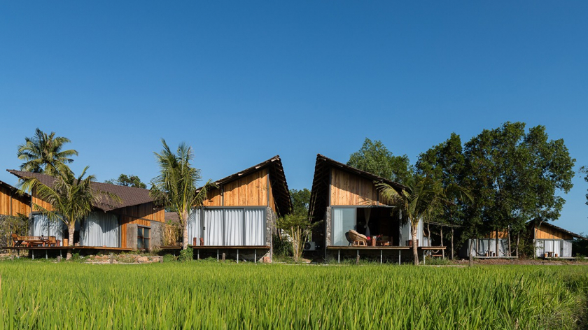 Khung cảnh và kiến trúc đều gợi lên hình ảnh quen thuộc của làng quê Việt
