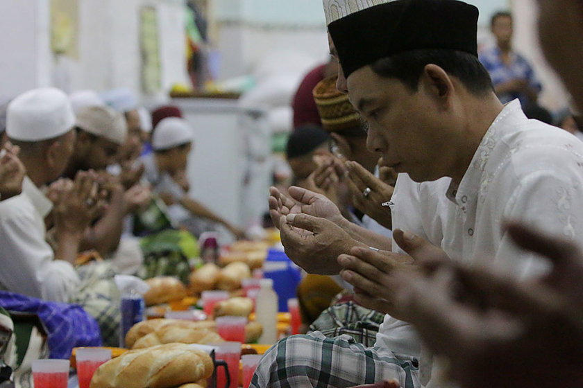 Bữa Iftar mang ý nghĩa chia sẻ sự no đủ đến với những người khó khăn