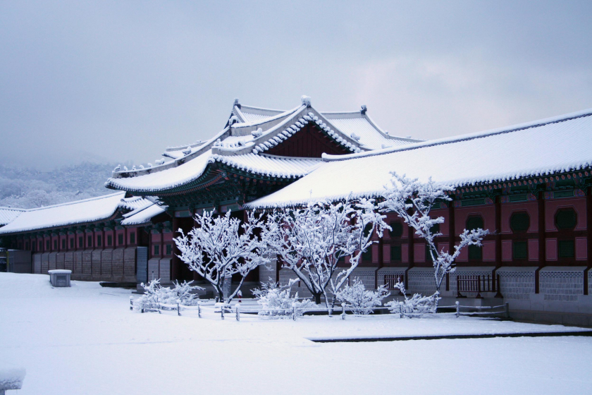 Tuyết phủ lên những phù điêu tinh xảo khiến cho cung điện Gyeongbokgung vừa mang một vẻ đẹp thật huyền ảo vừa mang sự lãng mạn