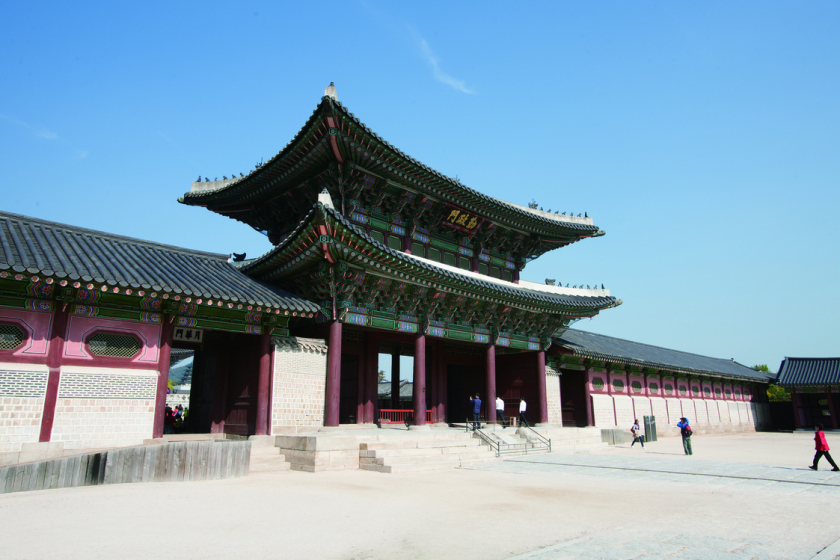 Cổng Nam Gwanghwamun mang ý nghĩa “Nhân đức của nhà vua chiếu sáng cả đất nước”
