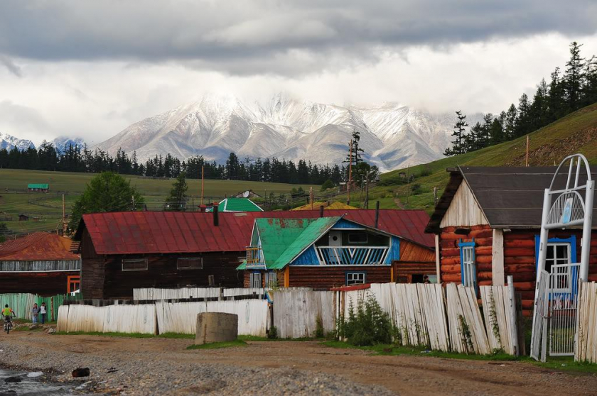 Những ngôi nhà mang dáng dấp hiện đại ở làng Tsagaan Nuur