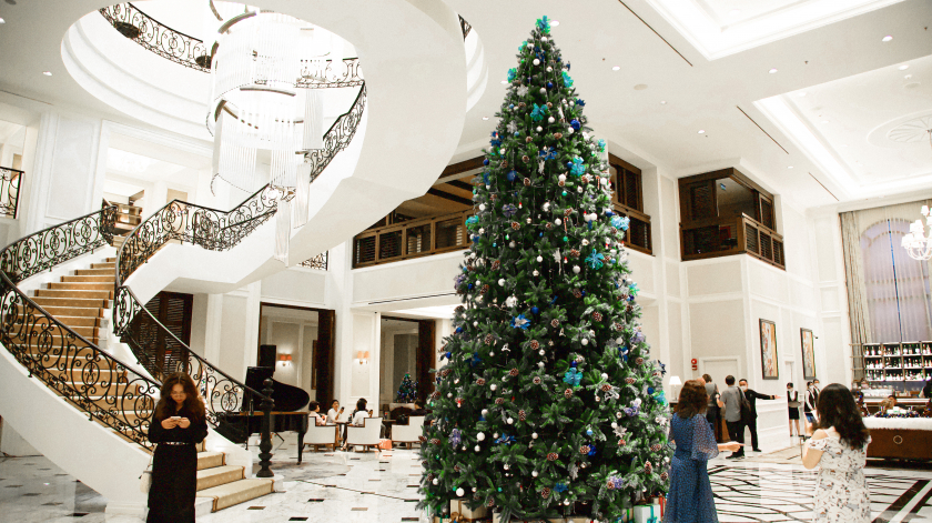 Khác với tông màu xanh lá và đỏ truyền thống, Khách sạn Mai House Saigon đã lựa chọn cây thông Giáng sinh cao 6 mét đặt tại sảnh chính