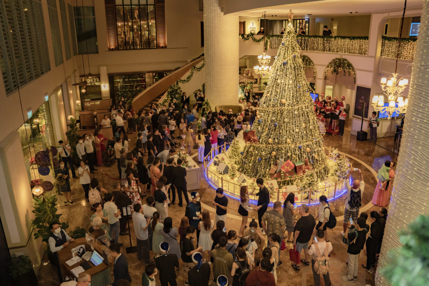 Cây thông tại Sofitel Saigon Plaza được trang trí theo phong cách truyền thống được bao phủ bởi ánh đèn huyền ảo đã tái hiện một Giáng Sinh trắng trong mơ