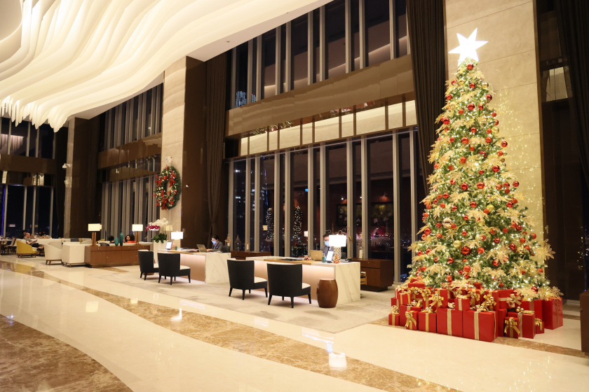 Sedona Suites đã chính thức thắp sáng mùa lễ hội 2022 đón chào Giáng sinh và Năm mới với nhiều màu sắc rực rỡ vui tươi phủ khắp khách sạn.