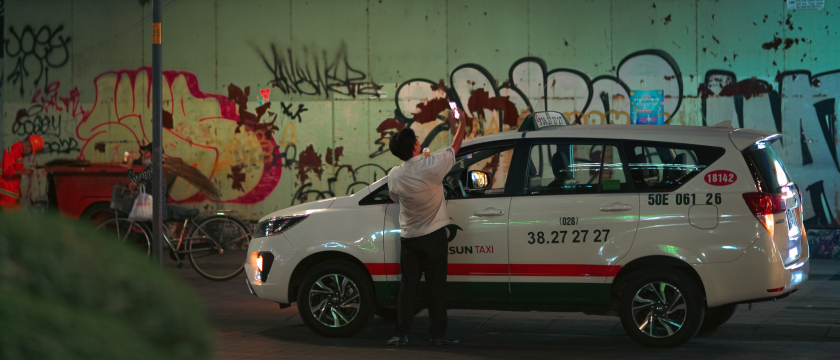 Một tài xế taxi lưu lại những khung cảnh lung linh của ánh đèn Giáng Sinh của một tòa nhà cao tầng
