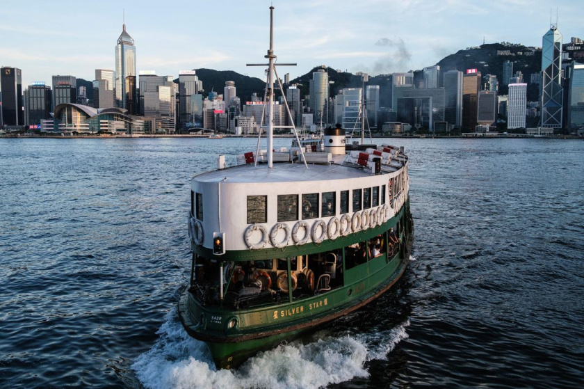 Phà Ngôi sao (Star Ferry) nổi tiếng của Hong Kong là phương tiện thú vị để đi từ Tiêm Sa Chủy, Cửu Long đến quận Trung Hoàn của đảo Hong Kong