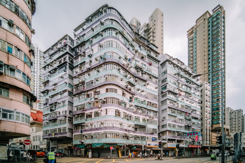Thâm Thủy Bộ có những tòa chung cư cũ, mang lối kiến trúc đặc sệt chất Hong Kong, những khu chợ bình dân tấp nập…