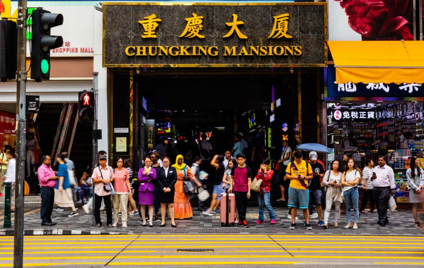 Bạn có thể đổi tiền tại các văn phòng trao đổi tiền tệ trong khu Trùng Khánh Đại Hạ (Chungking Mansions) ở Tiêm Sa Chủy (Tsim Sha Tsui)