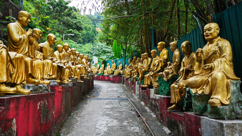 Tọa lạc trên một đỉnh đồi tại Sa Điền (Sha Tin) phía đông bắc khu Tân Giới, lối vào của tu viện là một dãy cầu thang dài uốn lượn và được canh giữ bởi hàng trăm bức tượng vàng
