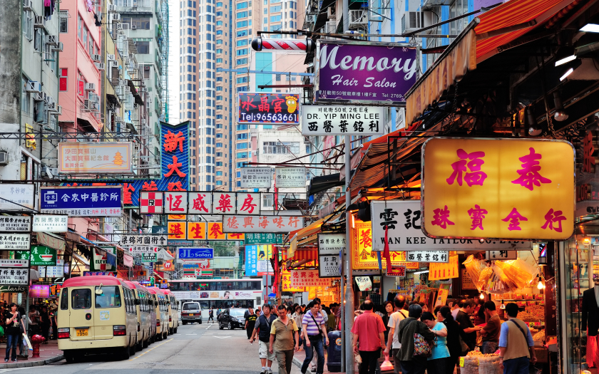 Các khu Tiêm Sa Chủy, Vịnh Đồng La (Causeway Bay), Khu Vượng Giác (Mongkok) tại Cửu Long mang dáng vẻ cổ kính và chật chội hơn.  Trong hình là khu Vượng Giác, đảo Cửu Long